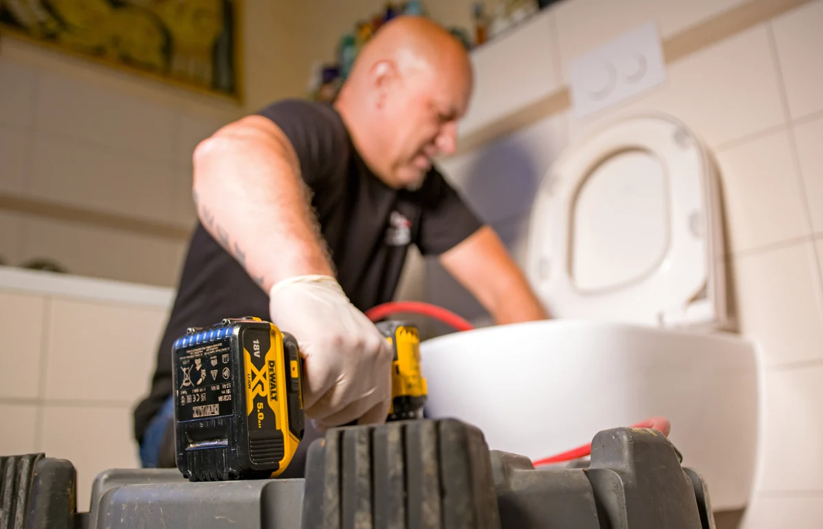 Techniker von KANNALLES Dienstleistungen bei der Beseitigung einer Toilettenverstopfung