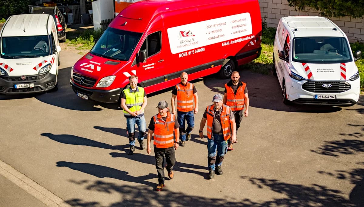 Roter Servicebus von KANNALLES Dienstleistungen aus Hanau