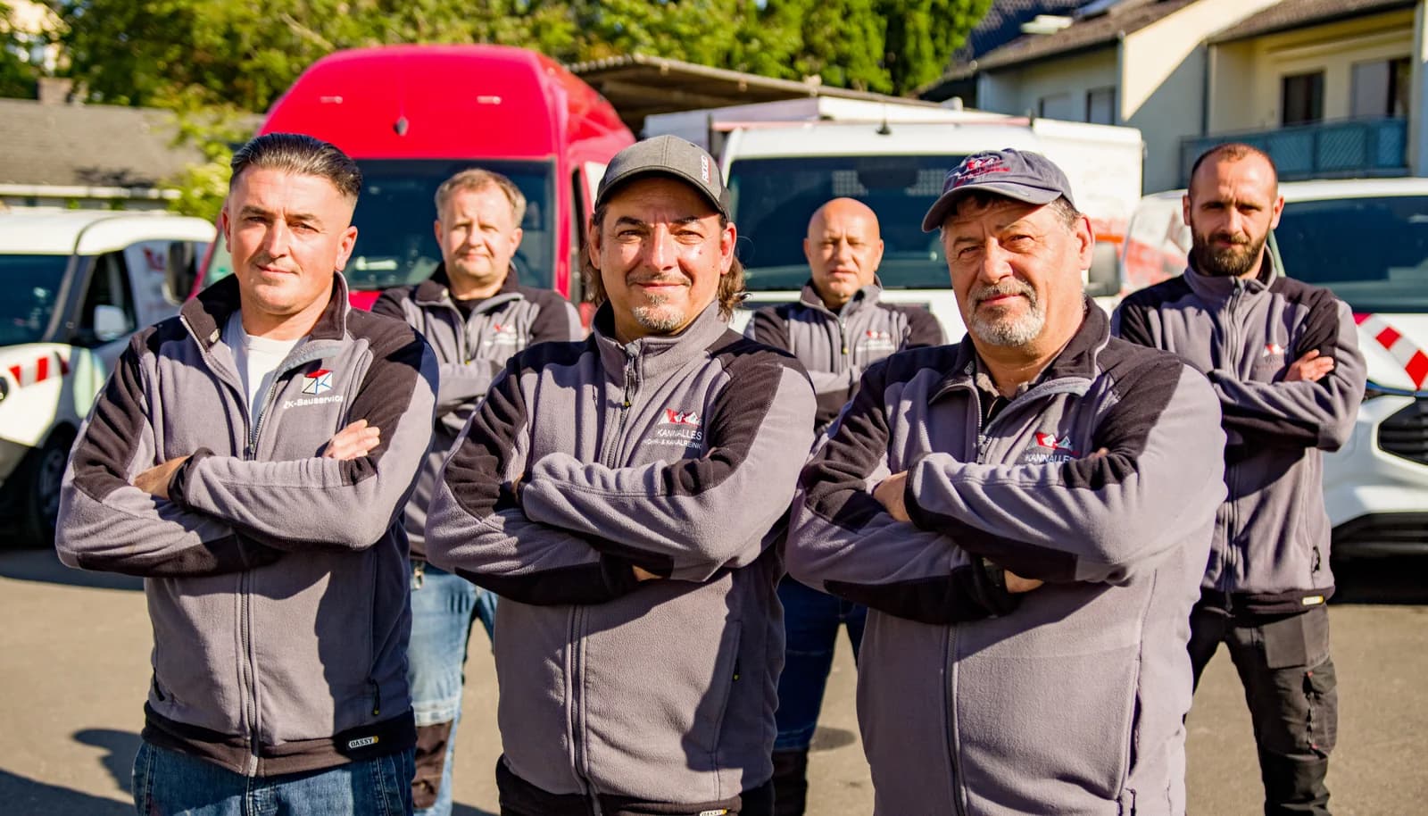 Das Team von KANNALLES Dienstleistungen vor dem Einsatzfahrzeug in Hanau